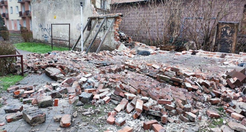 Runął mur na Woli. Mogło dojść do tragedii? 