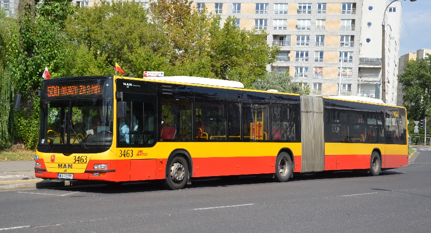 Elektrobusy w zajezdni na Redutowej