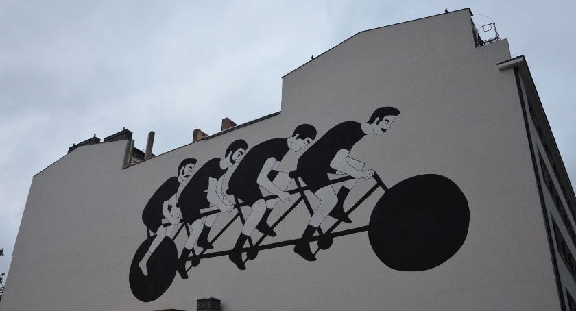 Cykliści – nowy mural na Woli
