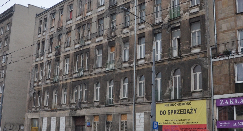 Zabytkowa kamienica przy al. Solidarności 145 nadal niesprzedana