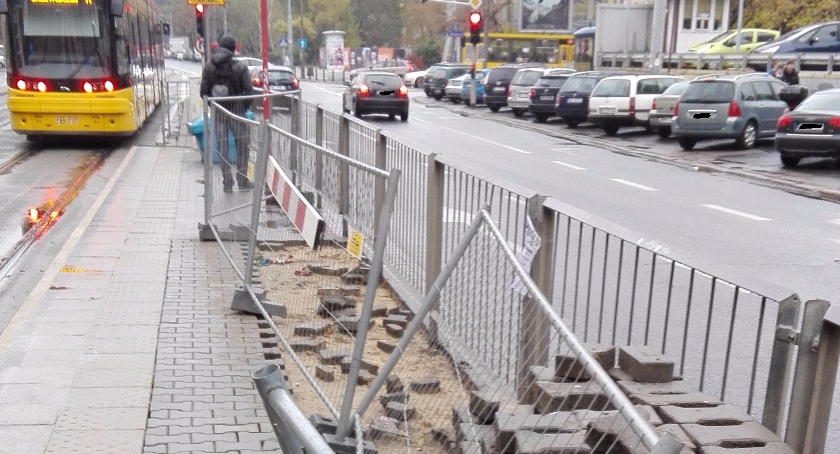 Co się stało z wiatą na przystanku tramwajowym przy ul Płockiej?