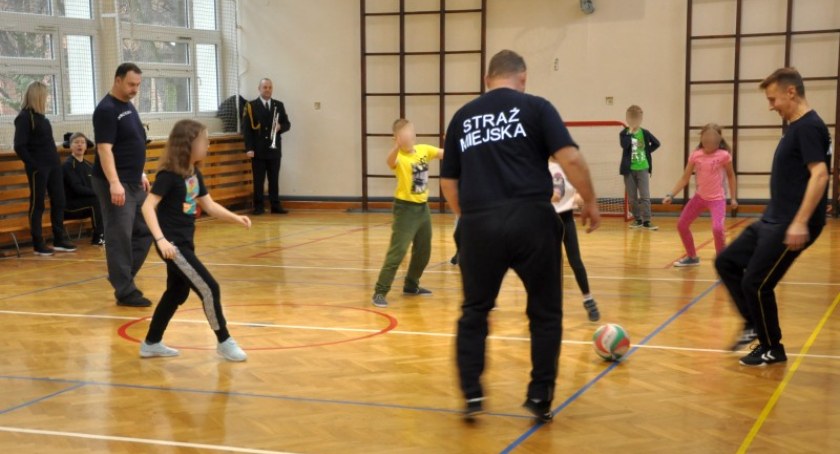 Straż Miejska kontra uczniowie podstawówki [ZDJĘCIA]