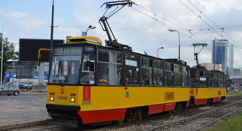 Zabytkowe tramwaje na ulicach Warszawy.