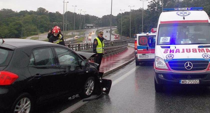 Wypadek toyoty na trasie S-8