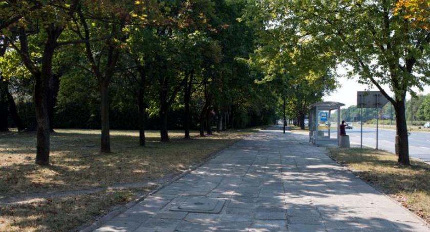 Nowe chodniki i droga rowerowa na Woli