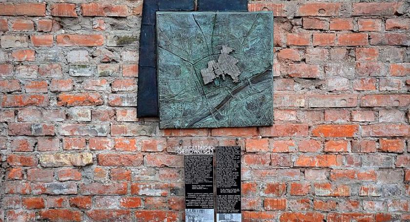 Generalny remont muru getta przy Siennej