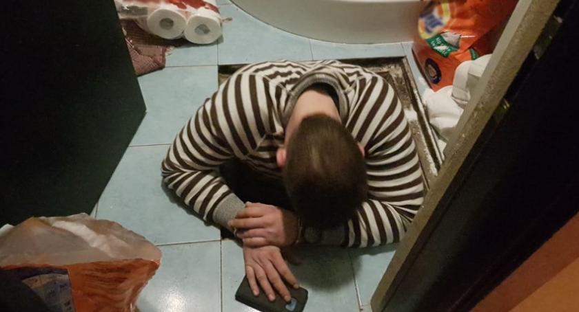 Ukrywał się pod podłogą w łazience