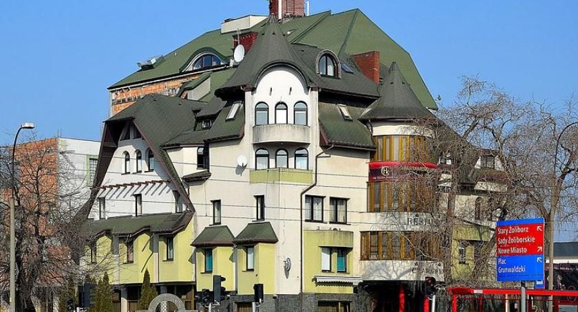 Hotel Czarny Kot rozbierany jest za pomocą ciężkiego sprzętu