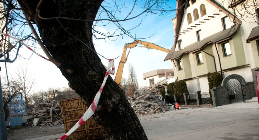 Rozbiórka hotelu Czarny Kot trwa. Jak to wygląda?