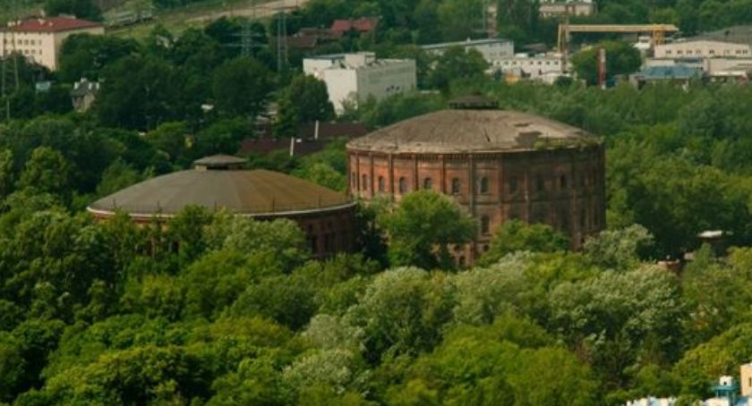 Wypadek w opuszczonej gazowni na Woli. Mężczyzna spadł z 10 metrowego leja