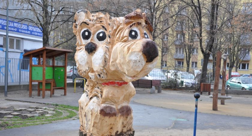 Przy przedszkolach pojawiły się drewniane rzeźby 