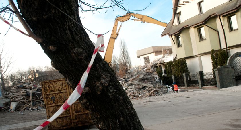 Dlaczego rozbiórka hotelu Czarny Kot zwolniła? 