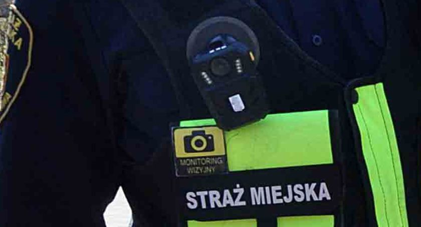 Nietrzeźwa nastolatka leżała na ulicy