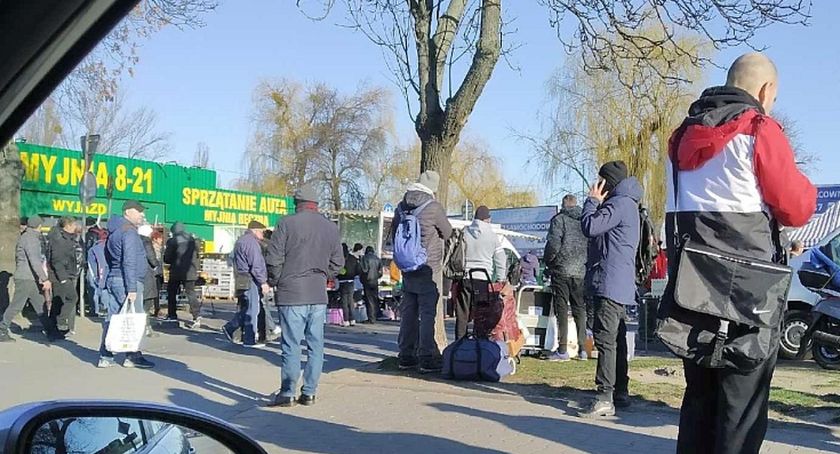 Zarobek najważniejszy?! Rozłożyli stoiska wokół zamkniętego bazaru...