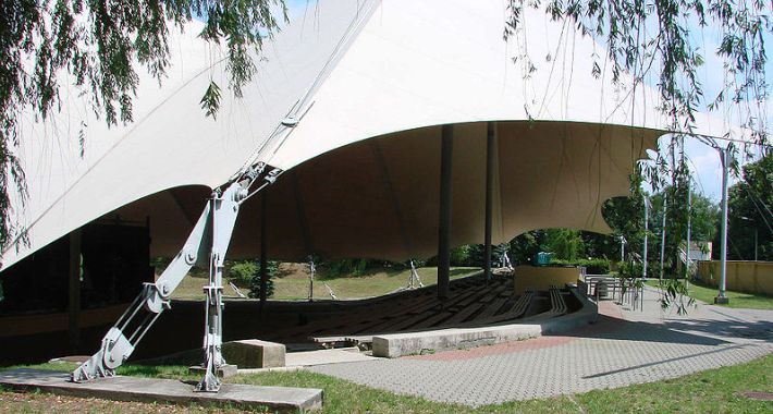 Matka piła alkohol, dziecko płakało - przechodnie zawiadomili strażników