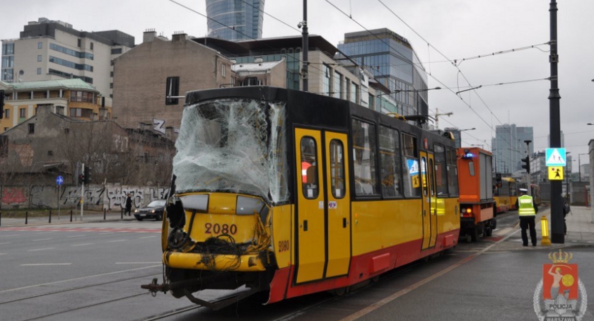 Policja publikuje zdjęcia z porannego wypadku drogowego na Woli