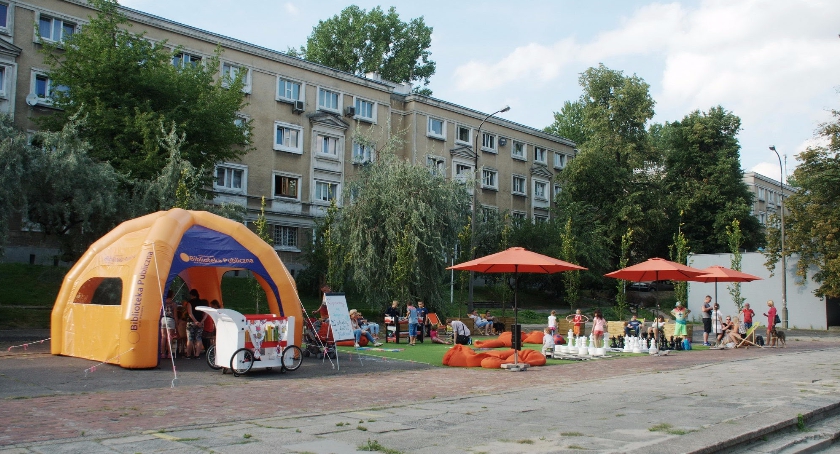 Przy Urzędzie Dzielnicy działa biblioteka pod chmurką