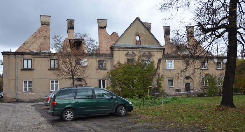 Zalane mieszkania przy Prądzyńskiego. Co dalej z wolskimi Pięciochatkami? 