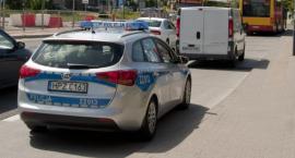 Napadli na niego na przejeździe kolejowym na Woli