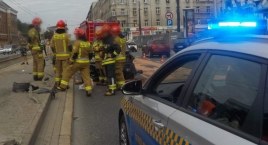 Wjechał w przystanek na al. Solidarności [ZDJĘCIA]