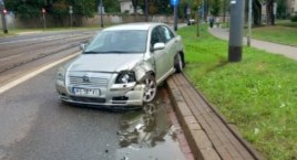 Wpadł w poślizg i rozbił się na ul. Młynarskiej 