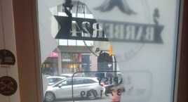 Zbił szybę w zakładzie fryzjerskim i przestraszył mieszkańców bloku