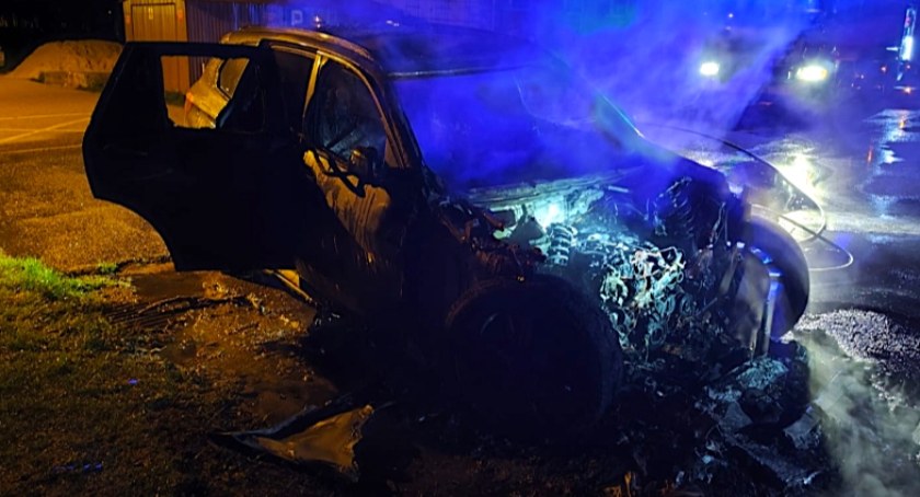 Nocny pożar BMW na jednym z osiedli mieszkaniowych 