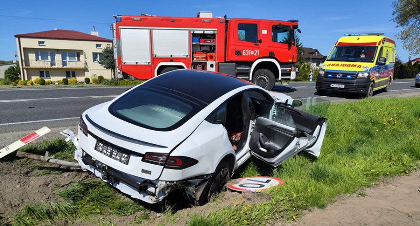 Wypadek z udziałem Tesli i BMW - dwie osoby trafiły do szpitala [FOTO]