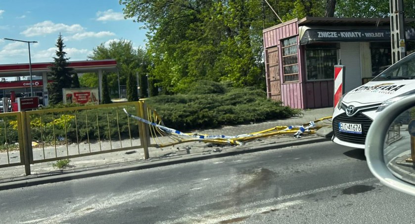 Nocne zdarzenie na 600-lecia - uderzył w barierki przy przejściu dla pieszych 