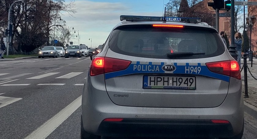 Focusem uderzył w altanę - kierowca był pijany i do tego miał przy sobie narkotyki