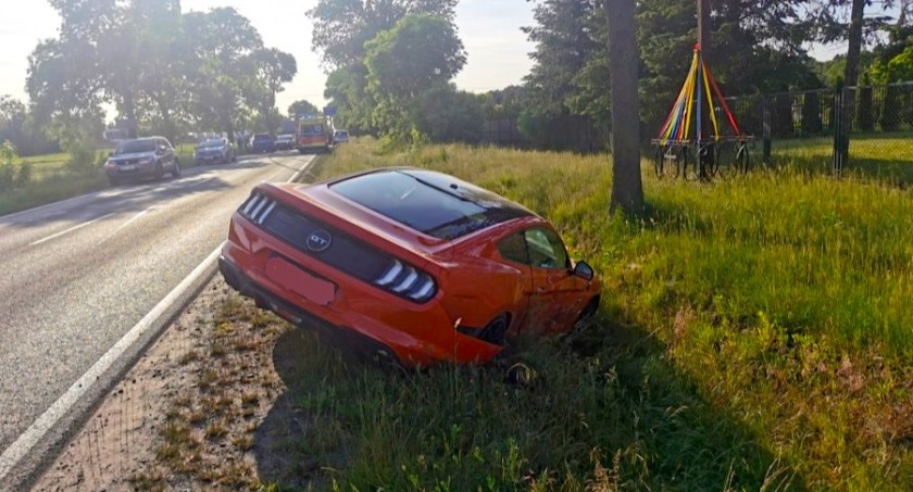 Kolizja w Sarnowie z udziałem audi i forda mustanga [FOTO]