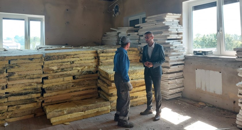 Gmina Rybno: Prace remontowe w Ochotniczej Straży Pożarnej w Rybnie idą zgodnie z planem, inwestycja za prawie 900 tys. zł. 