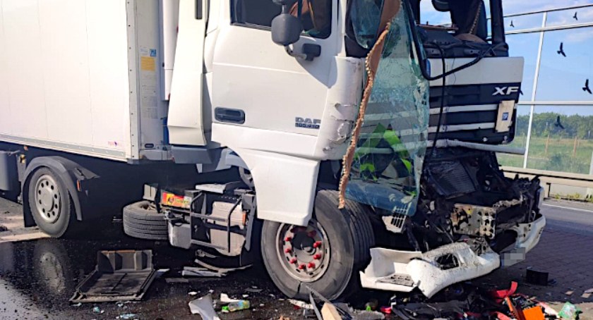 Wypadek w Żdżarowie - w zdarzeniu udział brały dwa pojazdy ciężarowe 