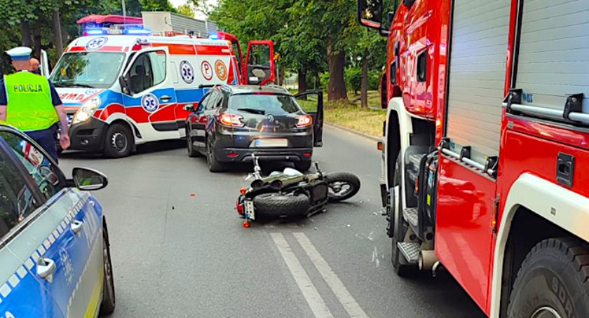 Wypadek z udziałem motocykla i osobówki - dwie osoby trafiły do szpitala 