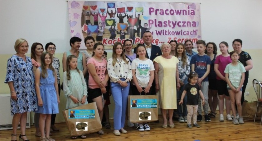   Dyplomy oraz nagrody za udział w zajęciach plastycznych