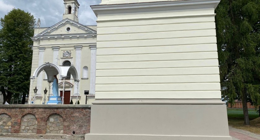 Zakończył się remont elewacji wraz z wykonaniem odwodnienia wokół dzwonnicy przy kościele parafialnym w Rybnie
