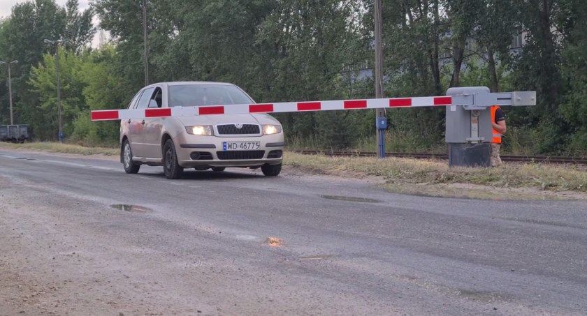Rogatki kolejowe - co zrobić kiedy zamykają się kiedy pojazd znajduje się na torach? [WIDEO]