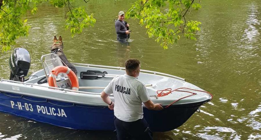 Poszukiwania na Bzurze - na miejscu pies do wyszukiwania zapachów zwłok ludzkich
