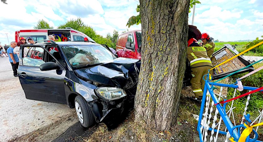 Wypadek z udziałem dwóch pojazdów - autami podróżowało łącznie pięć osób 