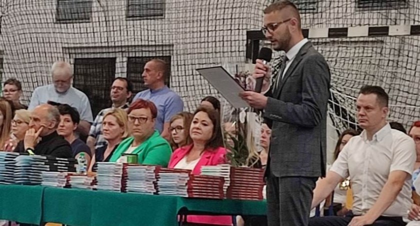 Stypendia Wójta Gminy Rybno zostały wręczone uczniom podczas zakończenia roku szkolnego, były podziękowania i gratulacje 