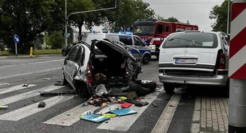 Wypadek na skrzyżowaniu - w akcji wszystkie jednostki ratunkowe [FOTO]