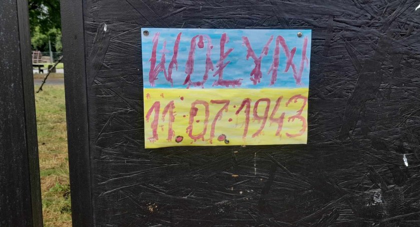Czyżby prowokacja? Skąd się wzięła kartka na osiedlowej tablicy?