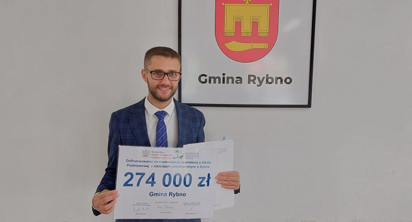 Gmina Rybno: Umowa podpisana - 274 tys. zł dofinansowania na modernizację oświetlenia w Szkole Podstawowej z Oddziałami Przedszkolnymi w Rybnie