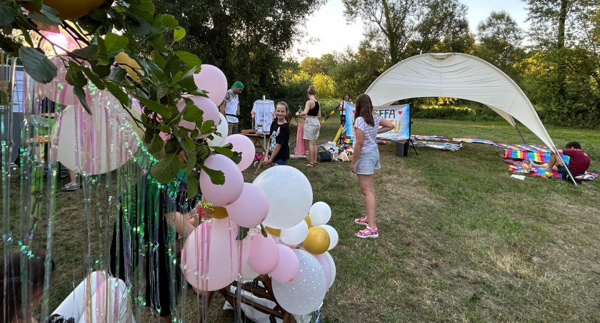 Silent Disco i piknik równościowy w Sochaczewie - wydarzenie z dobrą energią [FOTO]