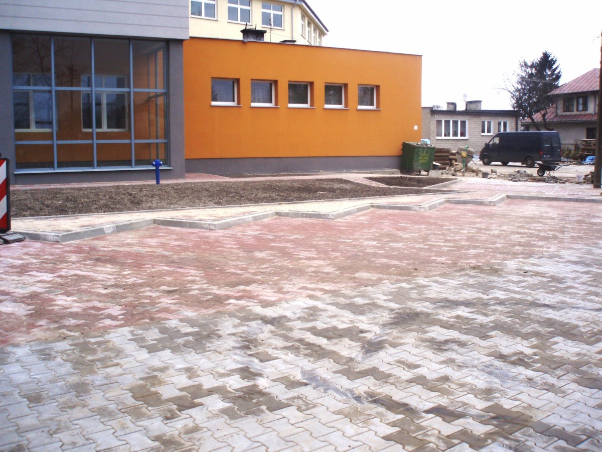 Podjazd przed Czwórką gotowy