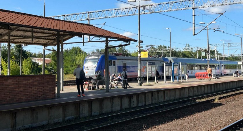 Paraliż na kolei - pasażerowie oczekiwali kilka godzin na pociągi 