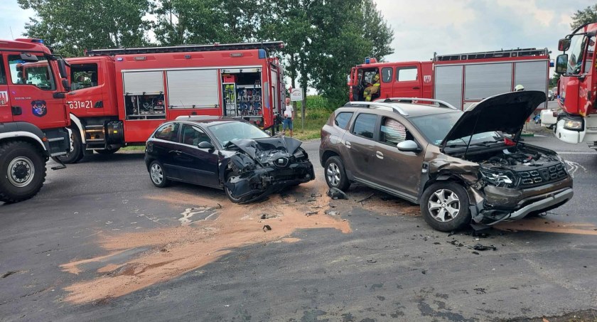 Wypadek w Brochocinie - dwie osoby trafiły do szpitala [FOTO]