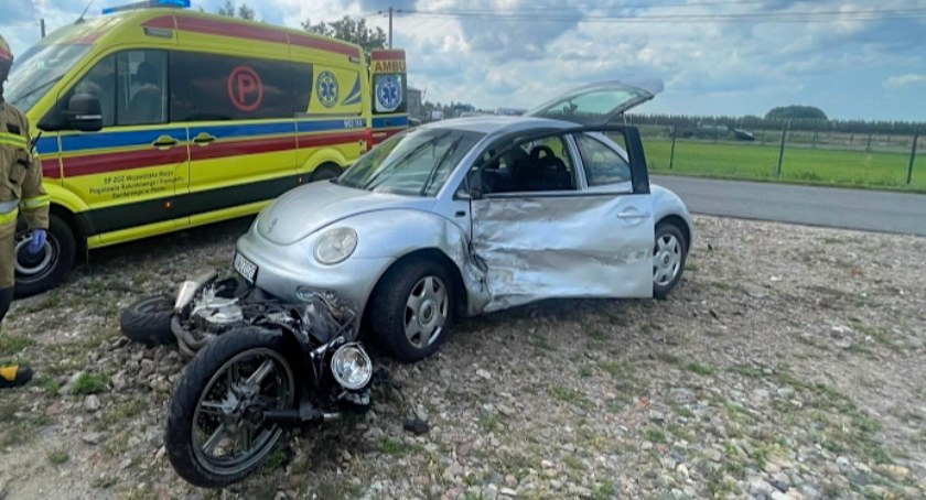 Zderzenie auta osobowego i motocykla - jedna osoba poszkodowana 