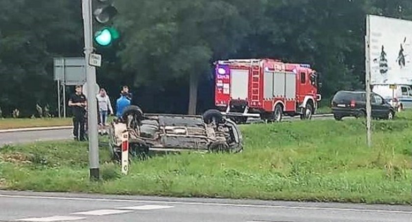 Poranne zderzenie osobówki i busa 