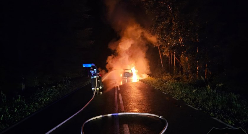 Płonące auto na drodze - co z kierowcą samochodu?